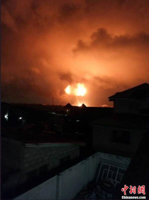 當(dāng)?shù)貢r間10月7日，加納首都阿克拉市區(qū)北部一燃?xì)庹井?dāng)晚發(fā)生爆炸，造成至少2人死亡。從視頻截圖畫面來看，現(xiàn)場火光沖天，火勢兇猛。