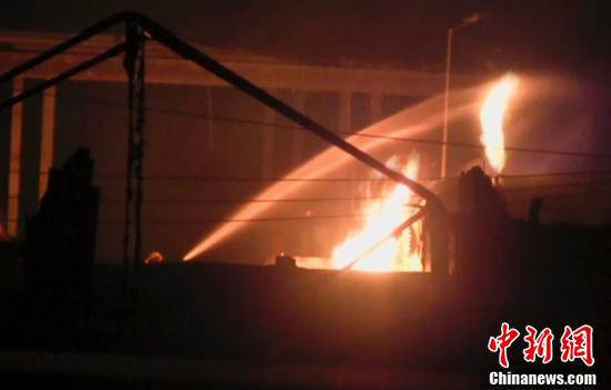 消防人員在現(xiàn)場進(jìn)行滅火。