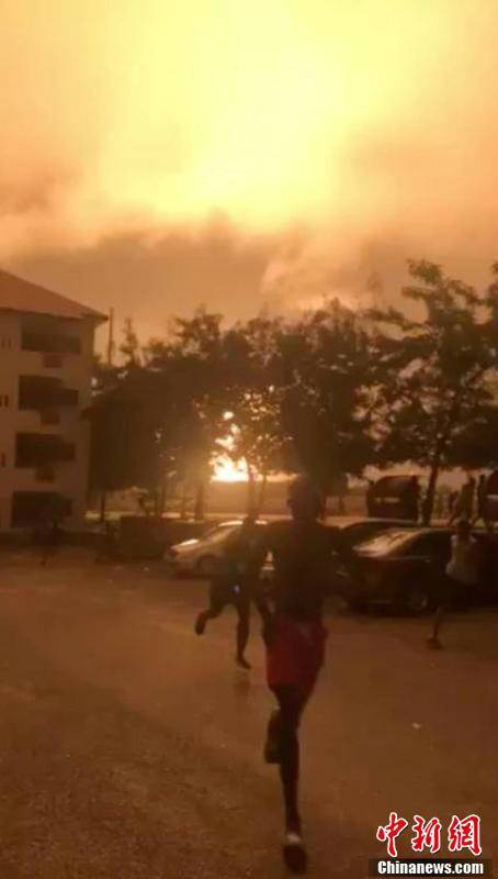 現(xiàn)場目擊者稱，該燃?xì)庹颈ê笠剂讼噜彽囊粋€加油站，引發(fā)二次爆炸。