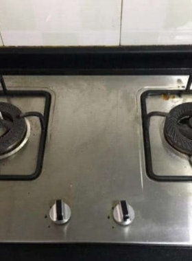 燃?xì)庠羁偸浅觥包S火”？清理火眼或撥動(dòng)灶底的小鐵片，火力一下變正常