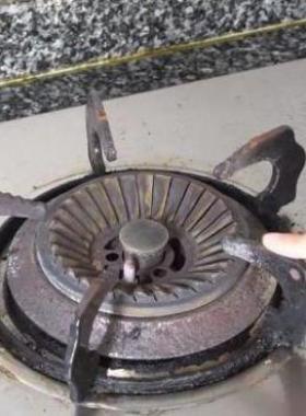 燃?xì)庠畲蚧鹗ъ`打不著火先看看電池和點(diǎn)火針有沒有問題